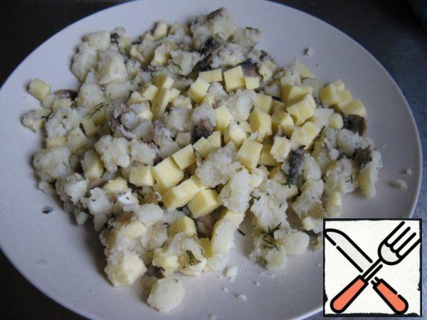 Boil the potatoes, cut into cubes.Cut onions and mushrooms, fry in vegetable oil.Dice the cheese. All mix, salt, pepper, add dill, 1 egg and 4 tablespoons of flour.