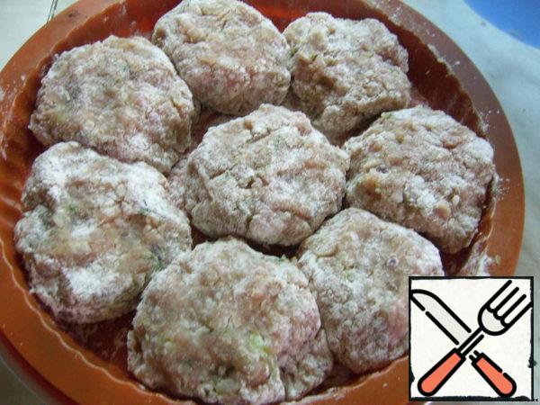 From minced meat to form a cutlet, roll in flour and put them in a greased form. I use a silicone form and therefore I am without oil-just moisten with water.