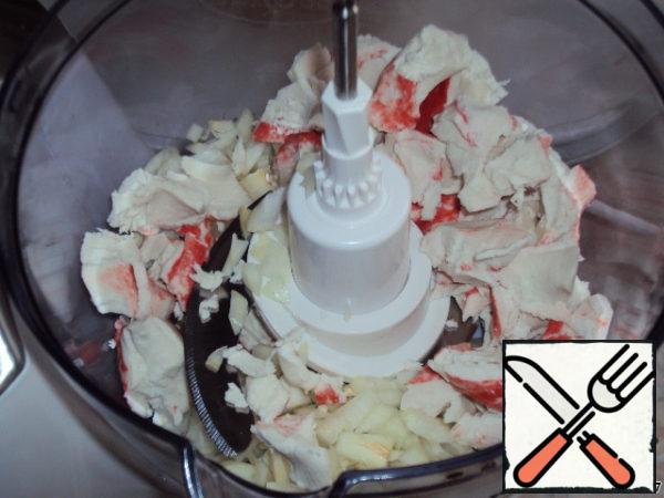 Onion and crab meat to grind in a blender or mince.
