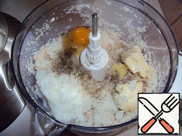 Add boiled rice in salted water, egg, squeezed garlic, butter, salt, pepper and beat in a blender or shredder.