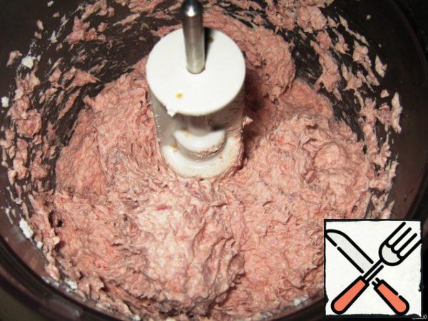 My pork is twisted through a meat grinder, crushed in a blender. Put the minced meat, cottage cheese, egg in a blender and whisk. If there is no blender, you can mix it with your hands.
