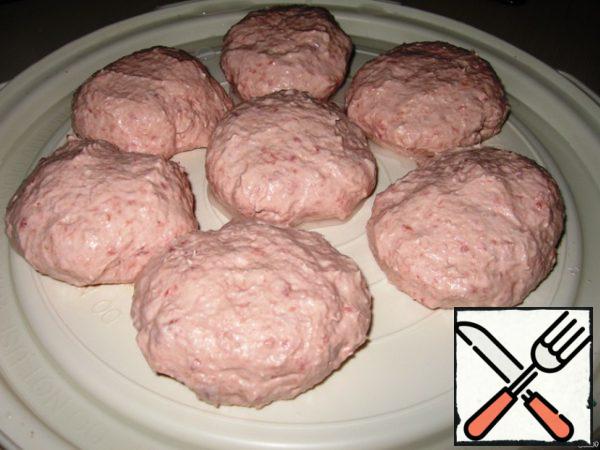 Form from the mass of the chops, wetting the hands in water. The meatballs is a flattened round shaped product with a thickness of about 2 cm, with a diameter of not more than 6 cm.