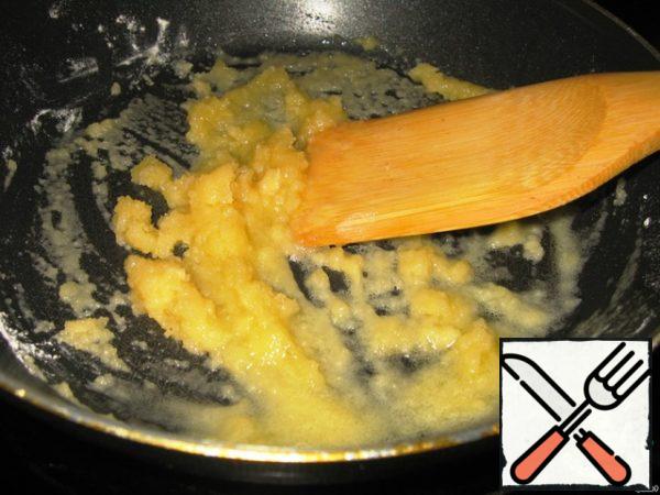 Melt the butter in a frying pan (with a thick bottom), in any case do not fry. Add the flour and, stirring constantly, fry for a couple of seconds.