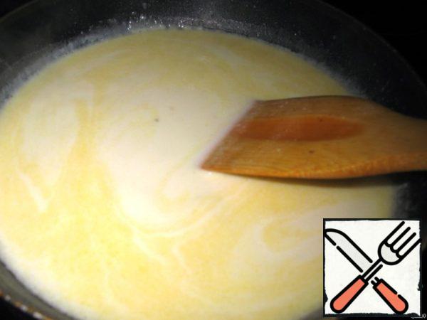 Milk is poured in small portions and stir constantly to avoid lumps. Add sea salt. Warm sauce, but do not boil.