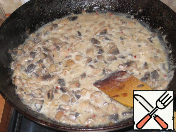 Prepare mushroom sauce: cut mushrooms arbitrarily, fry with onions in vegetable oil when frying, add ground paprika and pour cream, salt.
