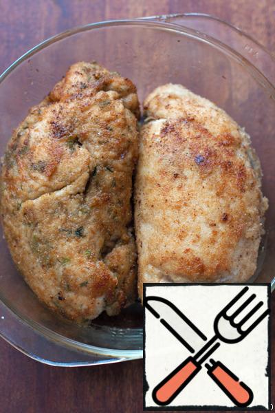 Both chops fry in a frying pan until Golden brown on all sides, and then put for half an hour in the oven at 180 degrees. The chops patties cut into slices and served to the table.