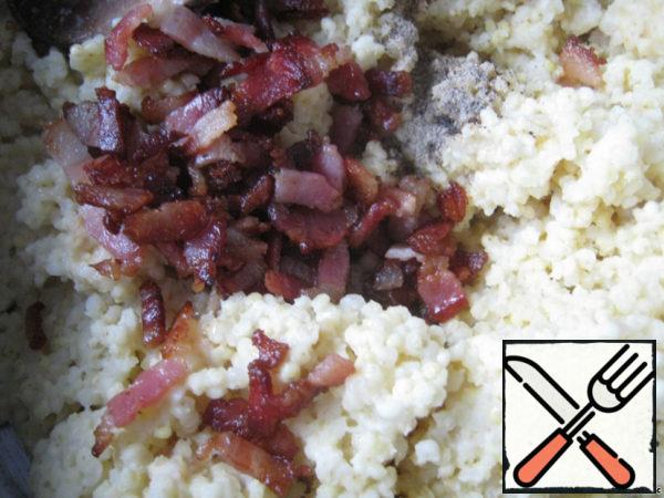 In the slightly cooled porridge add the bacon and pepper.