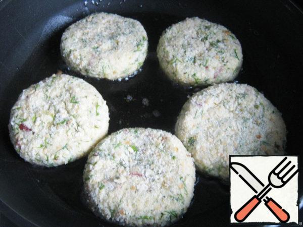 Breaded in breadcrumbs and fry in a heated pan in vegetable oil until Golden brown.