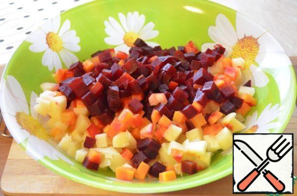 While the vegetables and beans were cooking, I peeled and chopped salted herring.
After 30 minutes, remove the vegetables from the steamer (carefully so as not to burn) and transfer to a bowl.