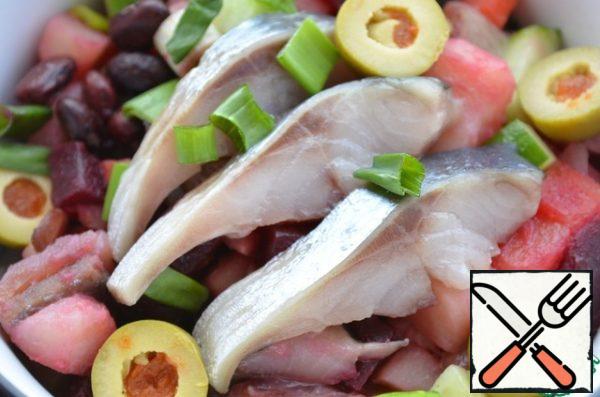 Mix all the ingredients, season with any fragrant vegetable oil and serve to the table.