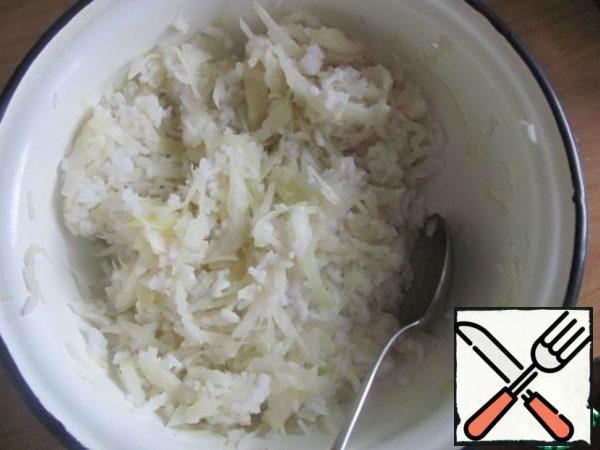 Mix cabbage with boiled rice.
