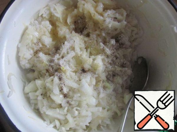 Add a lightly beaten egg (I have two small ones today), one finely chopped onion, semolina, garlic (squeezed on a garlic press) and season with salt and pepper.
