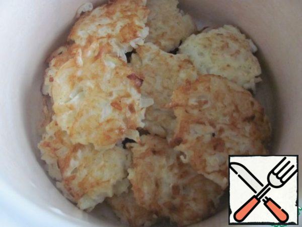 Put the chops in a pot with a thick bottom or in a deep frying pan.
