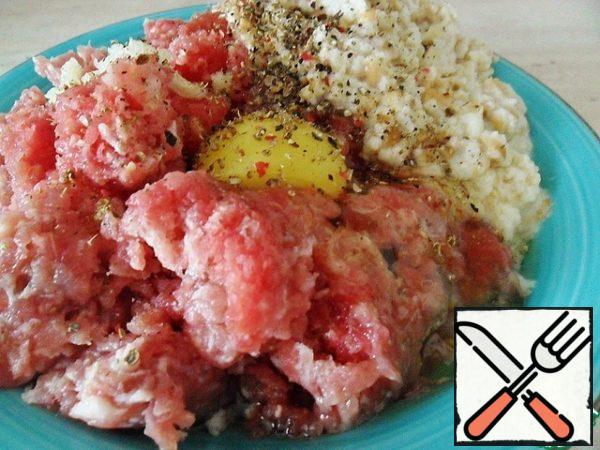 Soak white bread in milk (if there is not enough moisture, add water) and grind in a blender.
Mix minced meat, white bread, egg, salt and season with spices to taste (I took ground black pepper, coriander and ground red pepper).