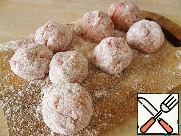 Remove them and shift on a dry wooden Board.
That's what we do with the rest of the minced meat. You can first fry half of the balls, and in the meantime to form the rest.