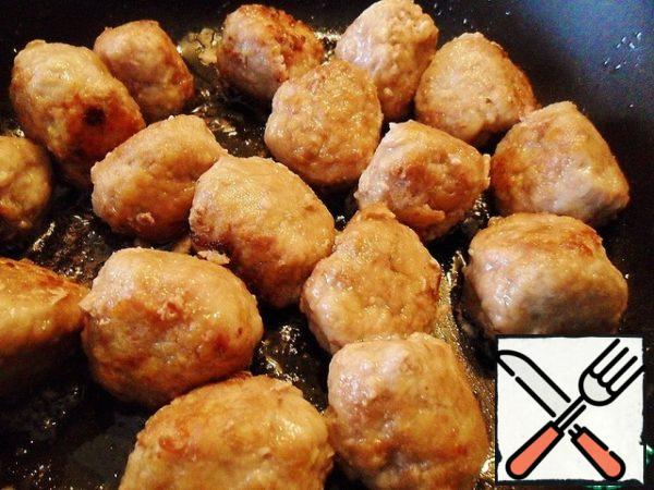 Now fry our chops from all sides until golden brown.
