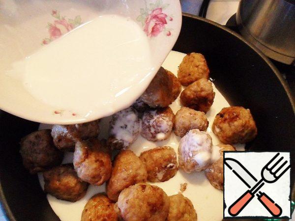 When all the meatballs fried-shift them all in the pan (the pan can be washed before this or take another to remove the excess oil).
Sour cream combine with milk, mix and pour the chops.