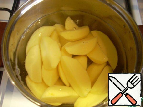 Peel the potatoes and cook until they are ready.