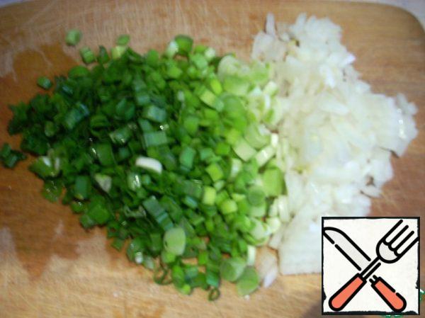 Both types of onions finely cut, stir.
