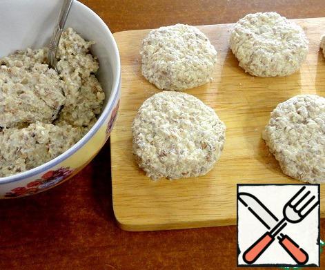 In the boiled and cooled buckwheat add cottage cheese, whip through a sieve or passed through a meat grinder, add eggs, sugar, salt. Stir well.
From the resulting mass to form a chops, roll them in flour.