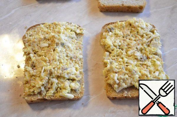 The second option is serving, spread the pasta on the bread, cover with a second slice.
