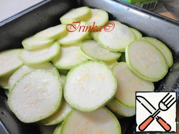 Turn the oven on 200 degrees. Grease the mold with vegetable oil.
Zucchini cut into thin slices, pepper - thin strips.