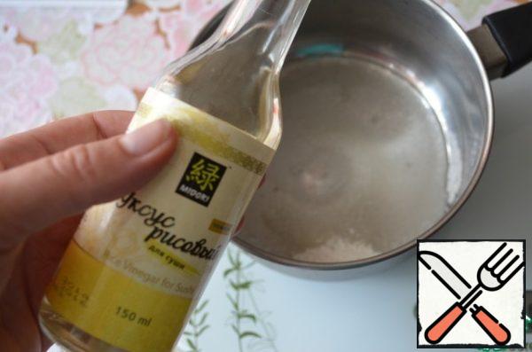 For refueling mix 35 ml of rice vinegar, 35 g of sugar and 3 g of salt. To dissolve the sugar and salt, you can slightly heat the vinegar, and you can leave the vinegar with sugar and salt for a day. This amount of refueling is enough for 150-200 g of raw rice.