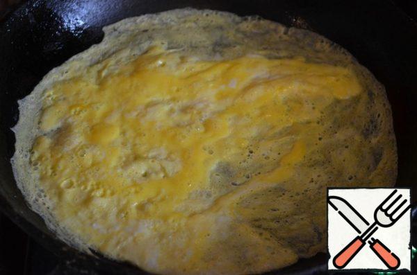 Fry the omelet in a hot pan on one side. Remove, cool.