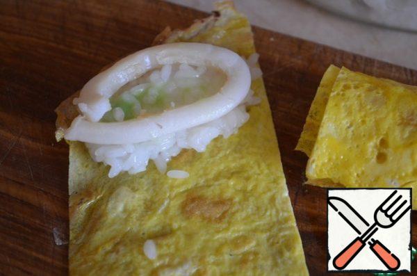 Cut the pancake into two rectangles. Put a rectangle of rice on the toasted side. Can figure with a little oil, wasabi. On top of the rice can be (and very tasty)to put a piece of fish, seafood. And you can eat just the rice in the omelette is also very tasty.