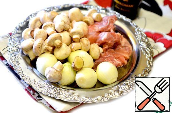 Prepare all the products. Cut the chicken (boneless) into small pieces, peel the onion, cut into cubes. Peel the mushrooms, wash them, cut them into slices. Peel the potatoes, wash them, cut them into cubes or strips.

