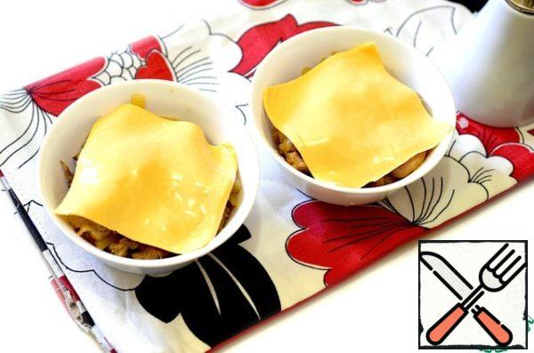 Grease each portion with melted cheese (sandwich). If this is not the case, replace the regular cheese (Dutch).
