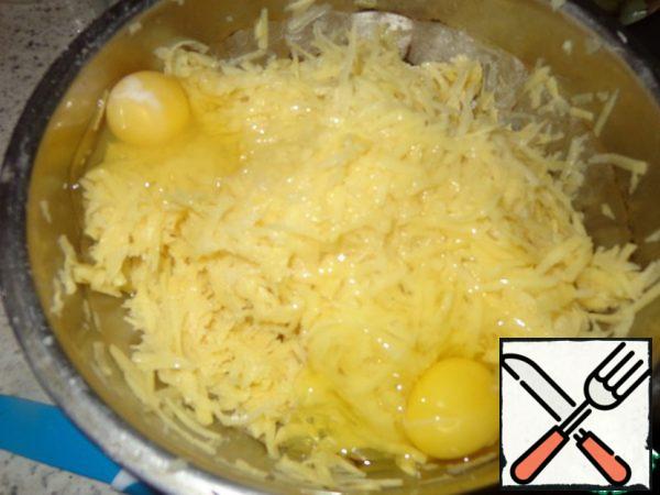 Potatoes and onions to grate on a large grater, squeeze out excess liquid, garlic to pass through a press, salt, pepper, add eggs, mix well and add flour. A little promeniti hands.