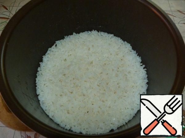 Boil rice in any convenient way and leave to cool.
Rice is better to take starchy varieties, cooked in a slow cooker.