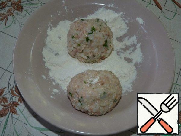 From the resulting mass with wet hands, form a "bun" of the desired size. Roll the "balls" in flour.