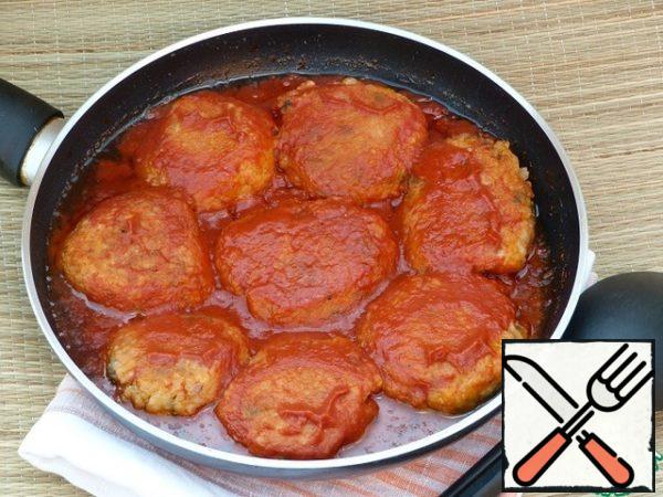 Fry the balls on both sides until Golden brown. Then carefully pour tomato sauce. After a few minutes, reduce the heat to a minimum, cover the pan with a lid and stand for a couple of minutes. Ready.