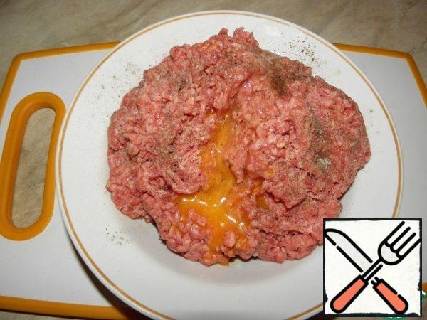 Meat cut  2 times through a meat grinder, add 1 egg, spices to taste, and mix well.