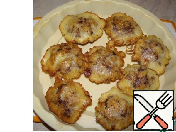 Preheat the frying pan, if you need to add a little vegetable oil (the dough itself gives a little oil when frying), you can make chops at the bottom, like pancakes (about 1 cm), as you like.. Dip them well into the batter and fry on both sides. You can bring it to readiness in the oven, or you can under the lid.. (I like to bake in the oven)