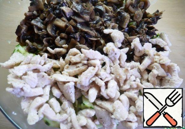 Fry our breast in a small amount of vegetable oil. It must be salted and peppered (to taste). We try not to overcook the meat so that it is not dry.
You can add meat to the salad without cooling it.
