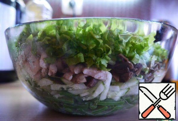 Here is a layering we have turned out in the end. Mix the salad and do not fill. It will have a sufficient amount of vegetable oil after frying. Salad can be eaten warm, cold.
