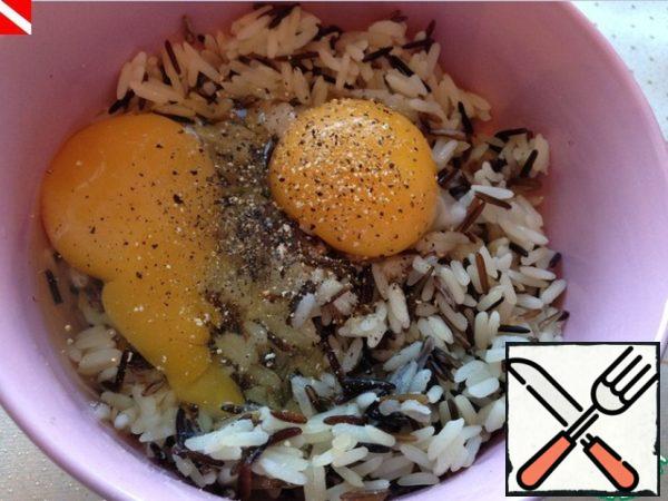 Add 1 whole egg and the yolk of the second egg, your favorite seasoning. Today I have lemon salt and ground black pepper, I really like to use oregano or red hot pepper.
