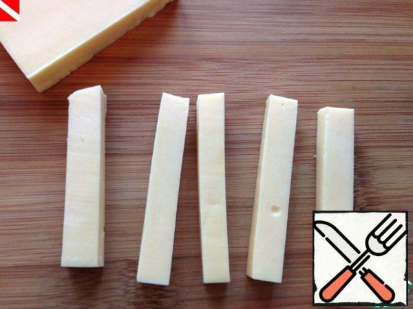 Cut the cheese into long cubes.
