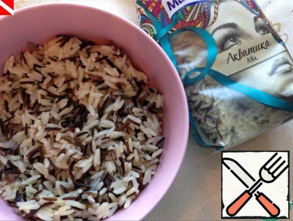 The Aquatica Mix rice (a mixture of steamed long-grain and wild rice) is cooked until ready and cooled to room temperature.
