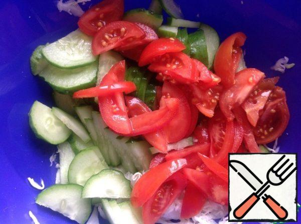 Tomatoes and cucumbers (fresh) cut into half rings.