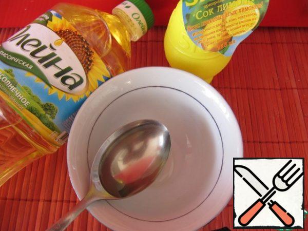Mix the oil and lemon juice, add salt, add spices to taste.
