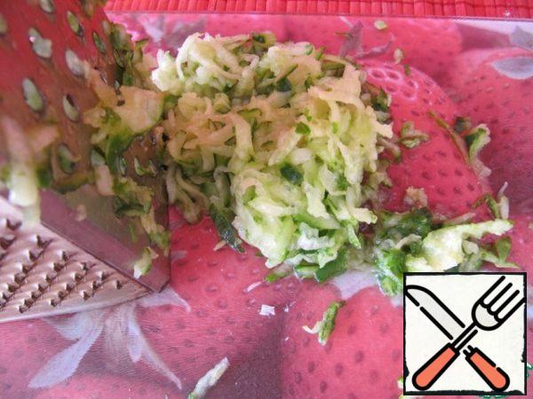 Grate the cucumber on a coarse grater and squeeze out the juice.
