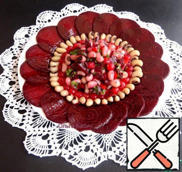 Add the dressing to the salad.
Place the salad in the center of the dish.
Use a brush to apply the dressing to the beetroot laid in a circle.
Serve immediately.
Of this amount, there were 2 plates of salad.