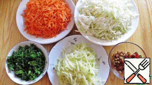 We will prepare "semi-finished products"!
Raisins washed and pour boiling water for 10 minutes, then dry. Young cabbage cut into thin strips. Greenery chopped.
Apple and carrot is peeled and three on a coarse grater.