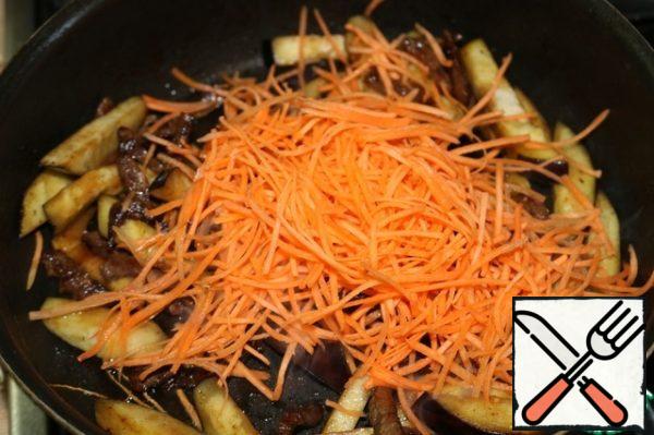 Cut the carrots into strips or grate them on a grater for Korean carrots. And we send it to the frying pan to fry.

