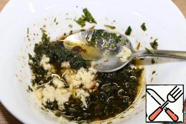 Mix butter, lemon juice, soy sauce, garlic, sugar and herbs. A little salt.
