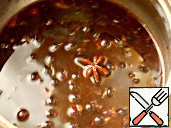 Put the currants, spices, sugar in the mold and pour in the wine. Heat almost to a boil and remove.

